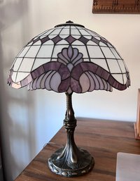 (Q-2) STAINED GLASS TABLE LAMP WITH PURPLE DECO STYLE SHADE - WORKING, 24' BY 20'