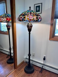 (Q) BEAUTIFUL HEAVY STAINED GLASS FLOOR LAMP WITH COLORFUL DRAGONFLY SHADE - 64' BY 20'