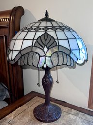 (M/BR) PRETTY STAINED GLASS DUEL LIGHT TABLE LAMP - WHITE & IRIDESCENT GLASS - 16' BY 24' HIGH