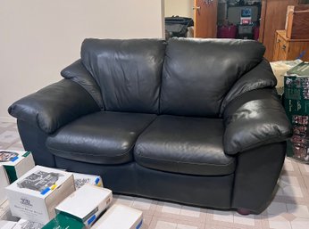 BLACK LEATHER TWO SEAT SOFA IN VERY GOOD CONDITION - 64' WIDE BY 42 HIGH
