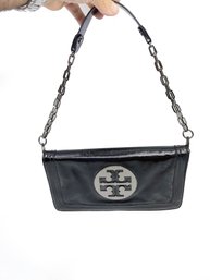 (J-11) TORY BURCH BLACK PATENT LEATHER CRINKLE BOMBE REVA CLUTCH POCKETBOOK