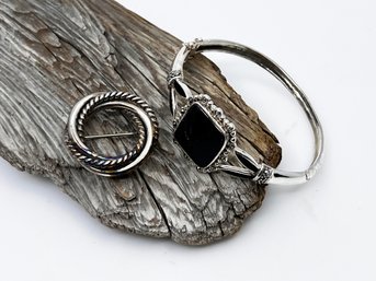 (A-90) STERLING SILVER CLAMPER BRACELET W/FACETED JET BLACK STONE & ROUND BRAIDED STERLING PIN - 23.10 DWT