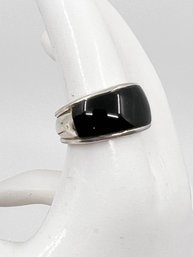 (J-16) STERLING SILVER AND JET BLACK STONE LADIES RING-SIZE 7 WEIGHT 4.14 DWT