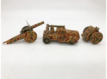 (162) LOT OF 3 VINTAGE TIN ARMY TOYS-UNMARKED