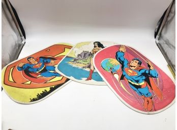 (57) LOT OF 3 VINTAGE 1977 DC COMIC PLASTIC PLACEMENT'S-SUPERMAN AND WONDER WOMAN