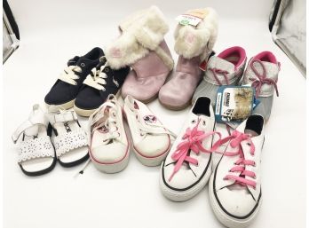 (110) LOT OF 6 NEVER WORN KIDS SNEAKERS AND BOOTS-DIFFERENT SIZES SEE PHOTOS