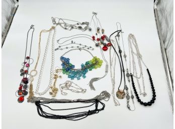 J-2- LOT OF VINTAGE COSTUME JEWELRY NECKLACES