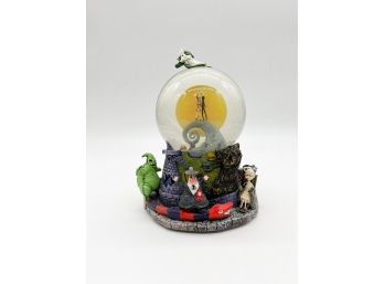 D-26 -DISNEY MUSICAL SNOW GLOBE - 'NIGHTMARE BEFORE CHRISTMAS' - PLAYS 'THIS IS HALLOWEEN' - 8'