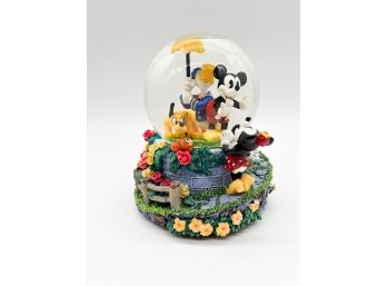 D-31- DISNEY MUSICAL SNOW GLOBE -MICKEY & MINNIE WITH UMBRELLA - PLAYS 'ZIP-A-DEE-DOO-DA '- 7'