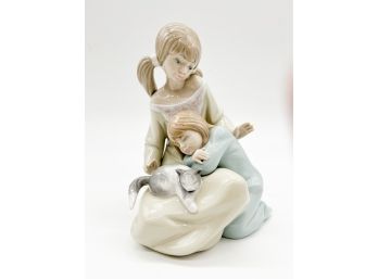 A-15- LLADRO FIGURINE - LITTLE GIRL WITH MOM & KITTEN - 7' LONG BY 5' HIGH - PERFECT