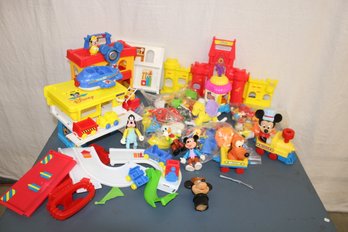 Vintage Mickey Town Play Set In Rubbermaid Tote  (252)