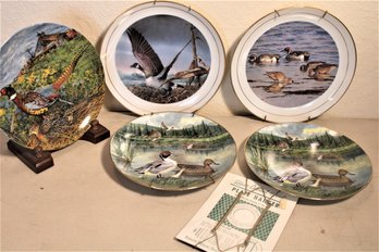 5 Collector Plates - 3 Knowles & 2 Duck's Unlimited  5 Plate Hangers & Stand (299)