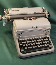 Royal Manual Typewriter, 11'x 14'x 9'H  (316)