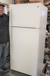 GE Refrigerator, Working, Model GTS16DTHWW, 28'x 29'x 65'H  (90)