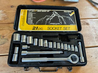 21 Piece Drive Socket Set In Box