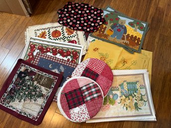 Outstanding Lot Of Mixed Placemats & Table Linens