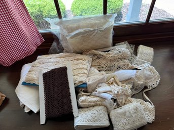 Mixed Lot Of Vintage Lace & Linens