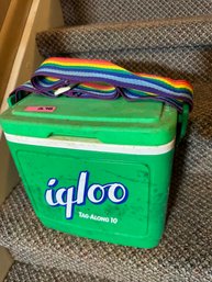 Vintage Igloo Tag-Along 10 Cooler Blue Green Rainbow Strapped