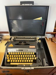 Vintage Signature 440T Typewriter