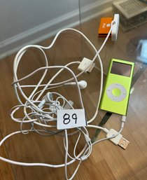 4gb Ipod With Docking Station & Earbuds