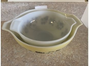 Lot Of Two Gooseberry Pyrex Nesting Mixing Bowls With Pour Spouts