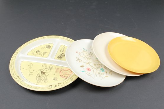 Lot Of 4 Vintage Melmac And Plastic Plates