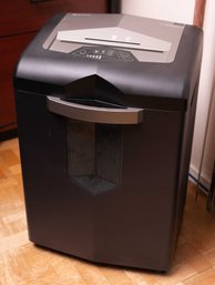 Universal 48020 Heavy-Duty Cross-Cut Shredder, 20 Sheet Capacity