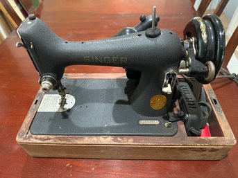 Vintage Singer Model 66 Sewing Machine With Wooden Carrying Case