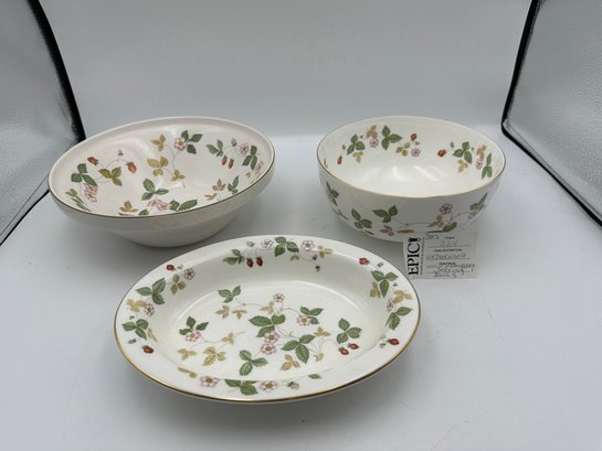 Lot 224 WEDGWOOD Bone China WILD STRAWBERRY Gold Trim Oven To Table Oval Serving Vegetable Bowl 3pcs