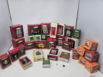 Lot 239 Hallmark Keepsakes And Mini David Winter Cottages