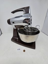 Lot 272 Vintage Sunbeam 12 Speed Mixmaster