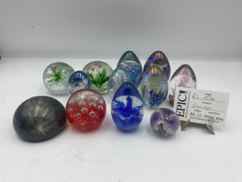 Lot 106 12 Pcs Of Glass Art Eggs Made By Camco Art Glass Eggs, Mt. St. Helens Glass, And Tarax Infinity Produc