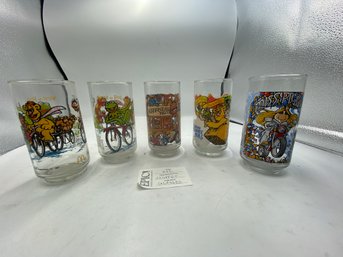 Lot 372 Set Of 5 Vintage 1981 Muppet Drinking Glasses: Featuring Miss Piggy, Kermit, Gonzo, Fozzie, Happiness