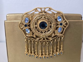 Lot 141 Gold Toned Jeweled Brooch: Elegant 2.5'x2.5' Accessory With Sparkling Detail