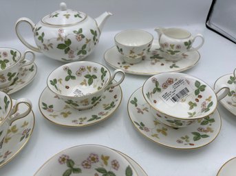 Lot 222 21 Pcs. Wedgwood Wild Strawberry Teacup /teapot/creamer & Sugar & 8 Cups Set - Made In England