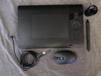 Wacom Intuos 4 PTK-440 Graphic Tablet W/Pen, Mouse, Cables