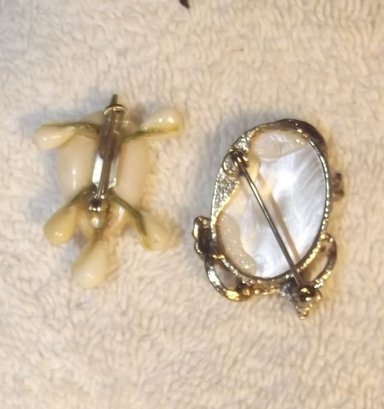 Boxed Jewelry Lot Includes Pair Of Earrings & 2 Broaches & A Pendant