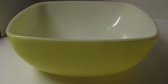 Vintage Pyrex Overware # 6258-025  2 1/2 Quart Bowl Pale Yellow Exterior / White Interior