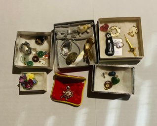 Significant Lot Of Pendants Booches Pins & Loose Items Resembling Jade, Opal, Coral Or Gold