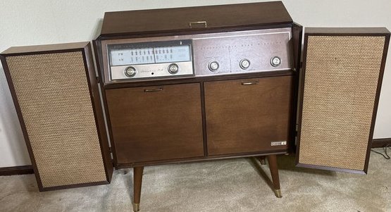 Zenith Stereo Cabinet With Built In Speakers, Turn Table & AM/FM Radio (40W 34T 12D) Untested