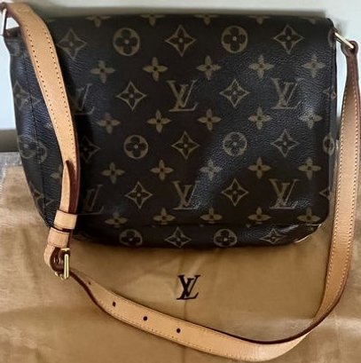Louis Vuitton MUSETTE TANGO LEATHER HANDBAG With A Cover Bag. In Very Good Condition.