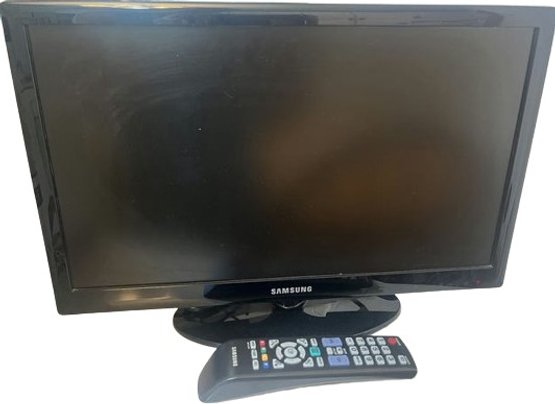 Small 19  Samsung TV With Remote. Turns On.
