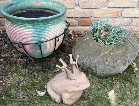 Outdoor Flower Pot Set & Metal Frog Statue