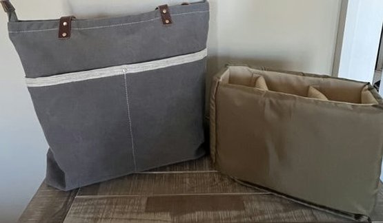 Canvas Tote Bag With 3 Compartment Organizer. In Very Good Condition.