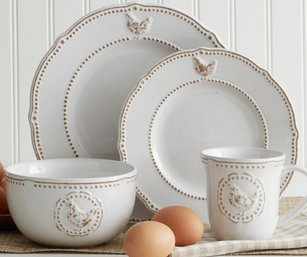 (NEW) Pfaltzgraff Farmhouse Hen Dinnerware Set (16 Piece), White