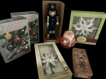 Nutcracker (13 Tall) Boules Illuminees, Tree, Toppers, And Tins