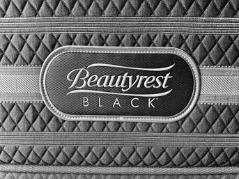 Beautyrest Black Label: Queen Size Bed: In Like New Condition. (Screen Shown Is NOT Included)