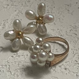 14 Karat Gold Ring With Gemstones. Pearl Matching Pierced Earrings Total Weight 6.81 G.