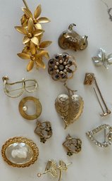 A Bundle Gold Metal Pins, Leaf, Heart, Flower Designs And Many More, 13 Pcs - 9'