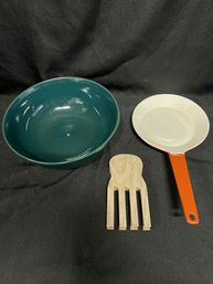 Ceramic Salad Bowl With Wooden Salad Claws And Cast Iron Enamel Fry Pan